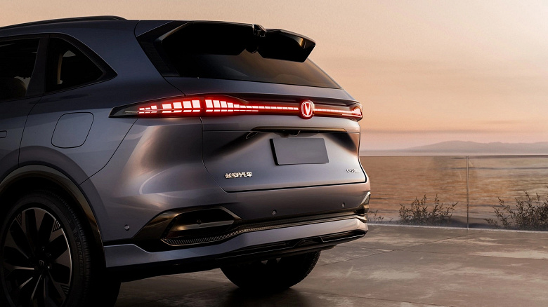 Просторный кроссовер с отличным оснащением и 8-ступенчатым «автоматом» Aisin — чуть дороже Lada Vesta Sportline. Новейший Changan CS75 Plus оценили в 2,55 млн рублей